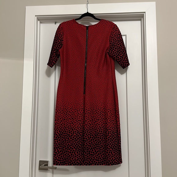 Olivia Matthews sheath dress with textured design - Picture 2 of 5